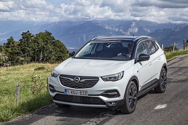 OPEL Grandland X Hybrid 4  : la marque  conserve encore toute sa personnalité.